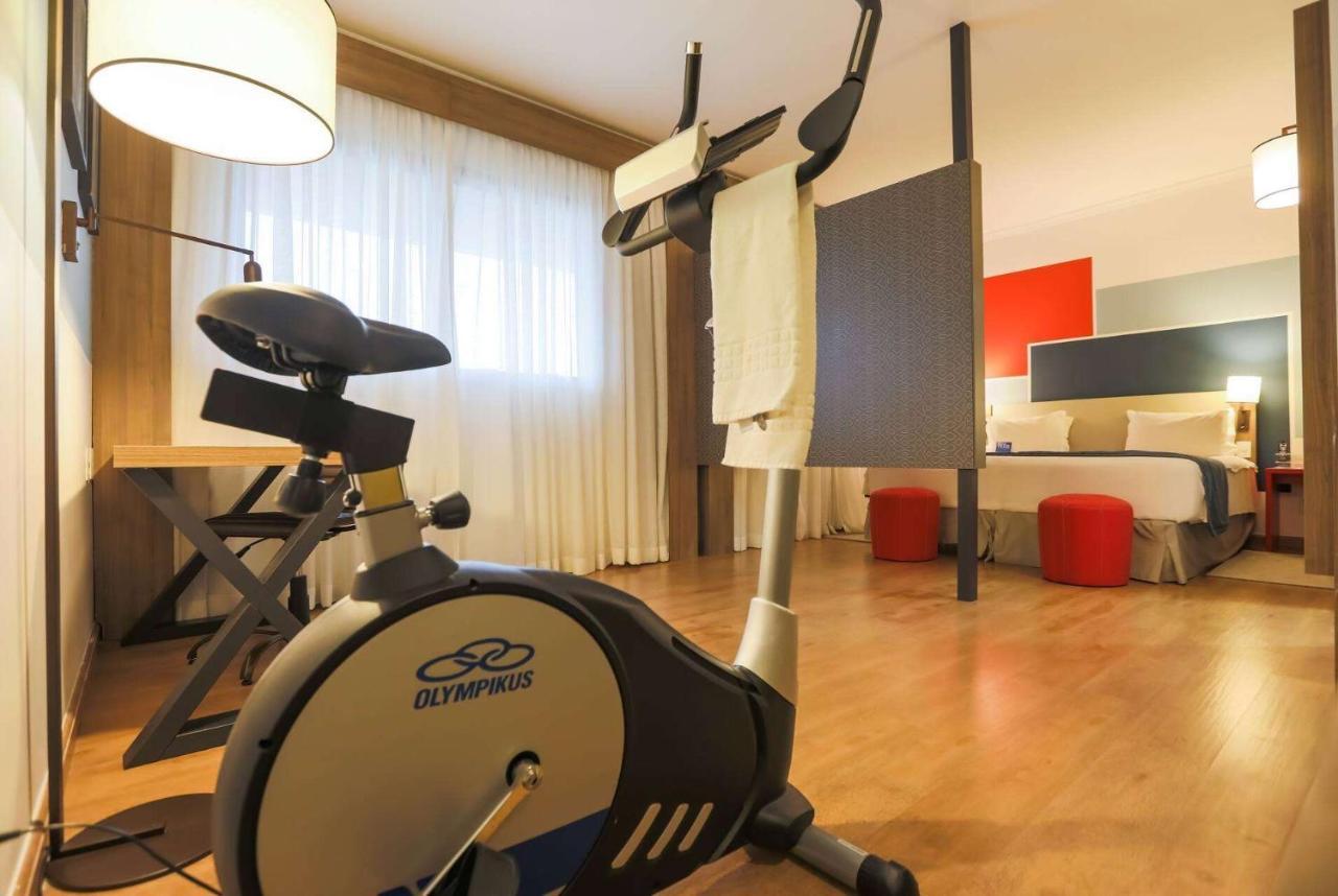 TRYP By Wyndham Ribeirão Preto Hotel Exterior foto An exercise bike in a hotel room