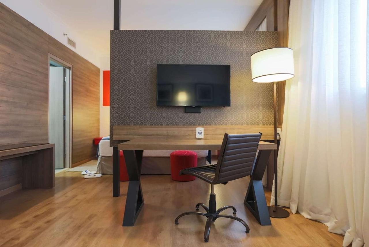TRYP By Wyndham Ribeirão Preto Hotel Exterior foto A room at the hotel