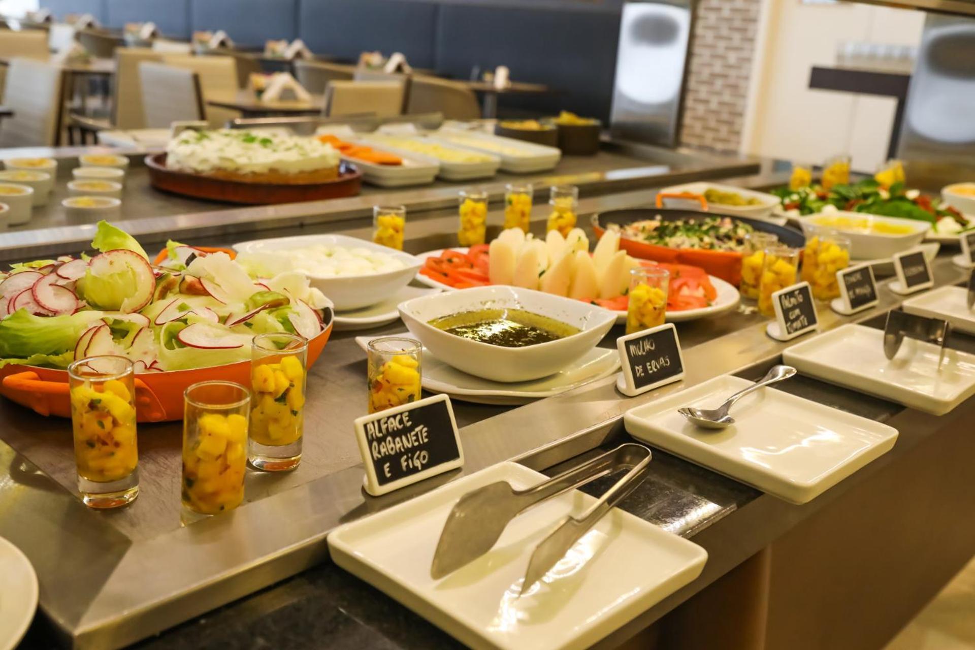 TRYP By Wyndham Ribeirão Preto Hotel Exterior foto A salad bar