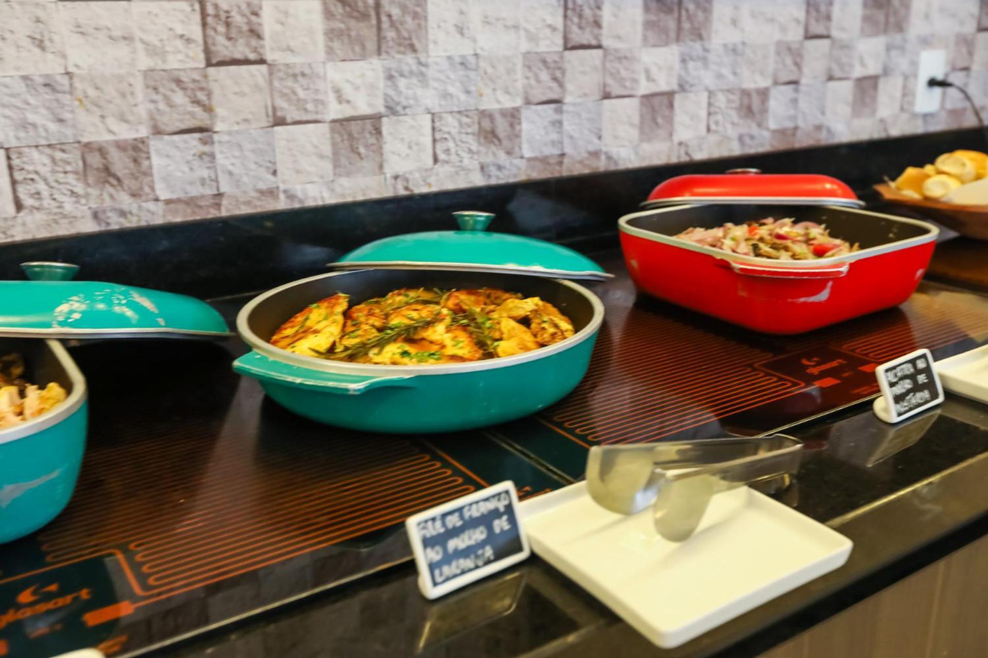 TRYP By Wyndham Ribeirão Preto Hotel Exterior foto Indian food at a buffet