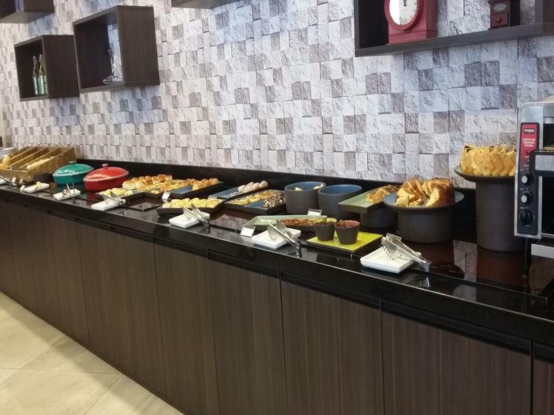 TRYP By Wyndham Ribeirão Preto Hotel Exterior foto A buffet at a hotel