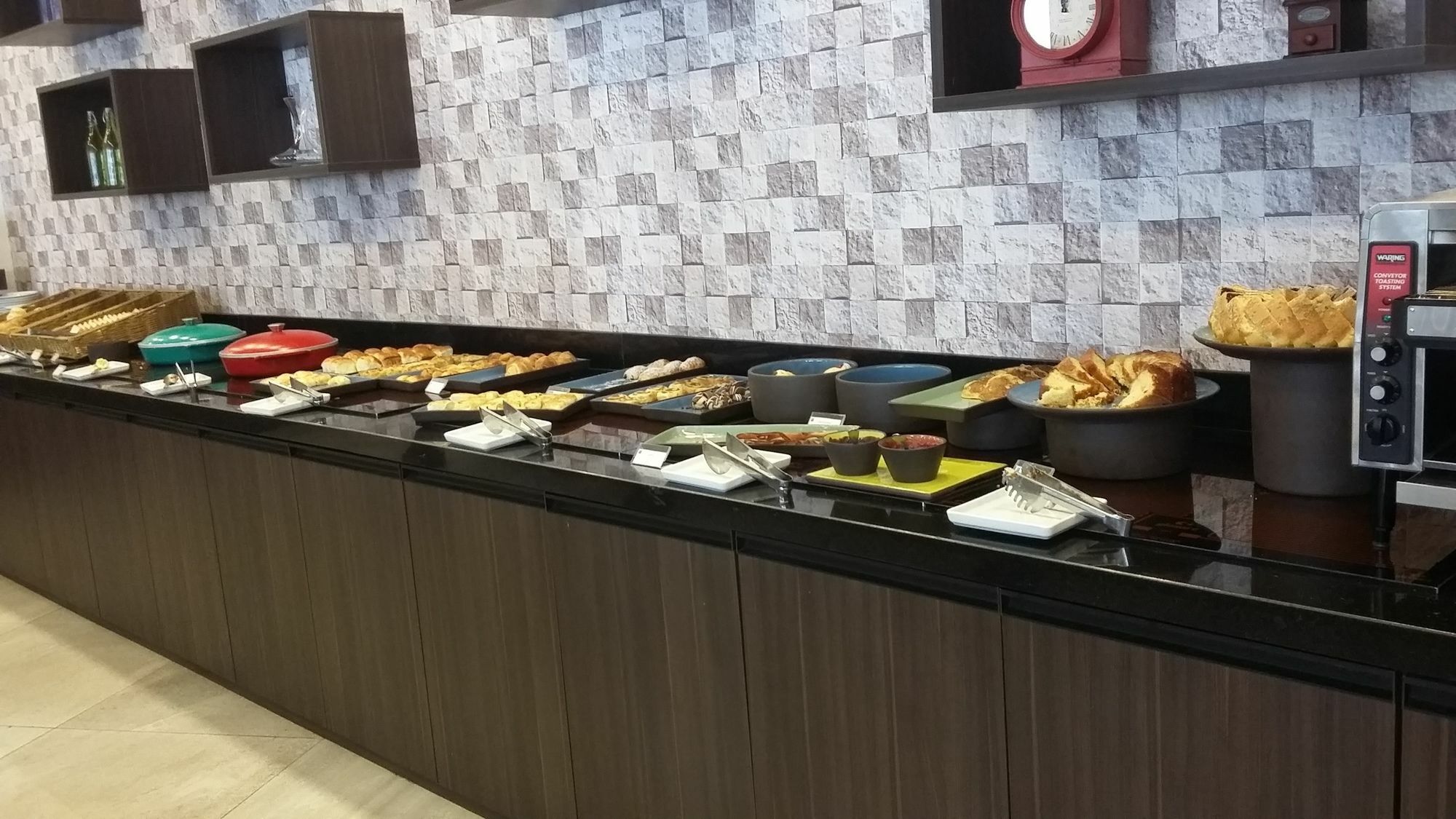 TRYP By Wyndham Ribeirão Preto Hotel Exterior foto A buffet at a hotel