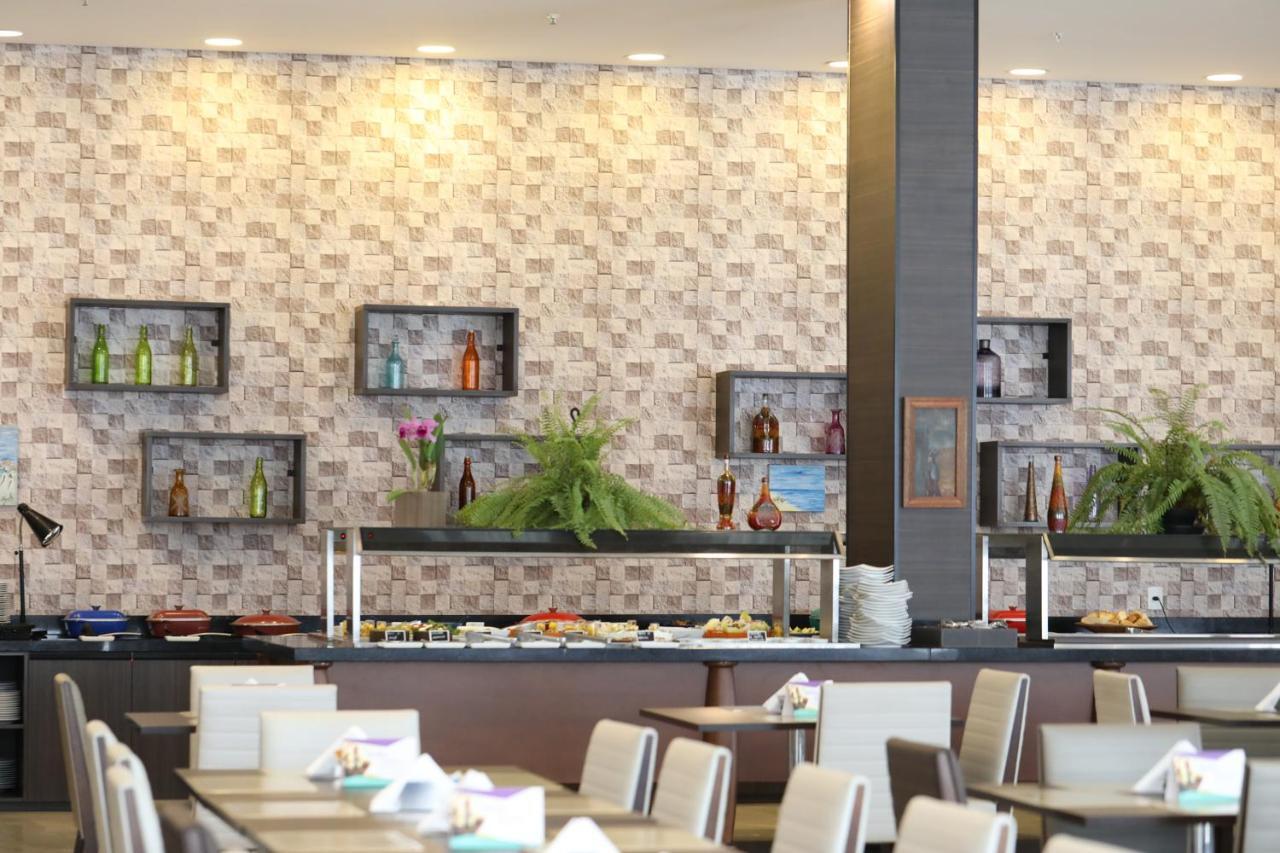 TRYP By Wyndham Ribeirão Preto Hotel Exterior foto A buffet at a restaurant