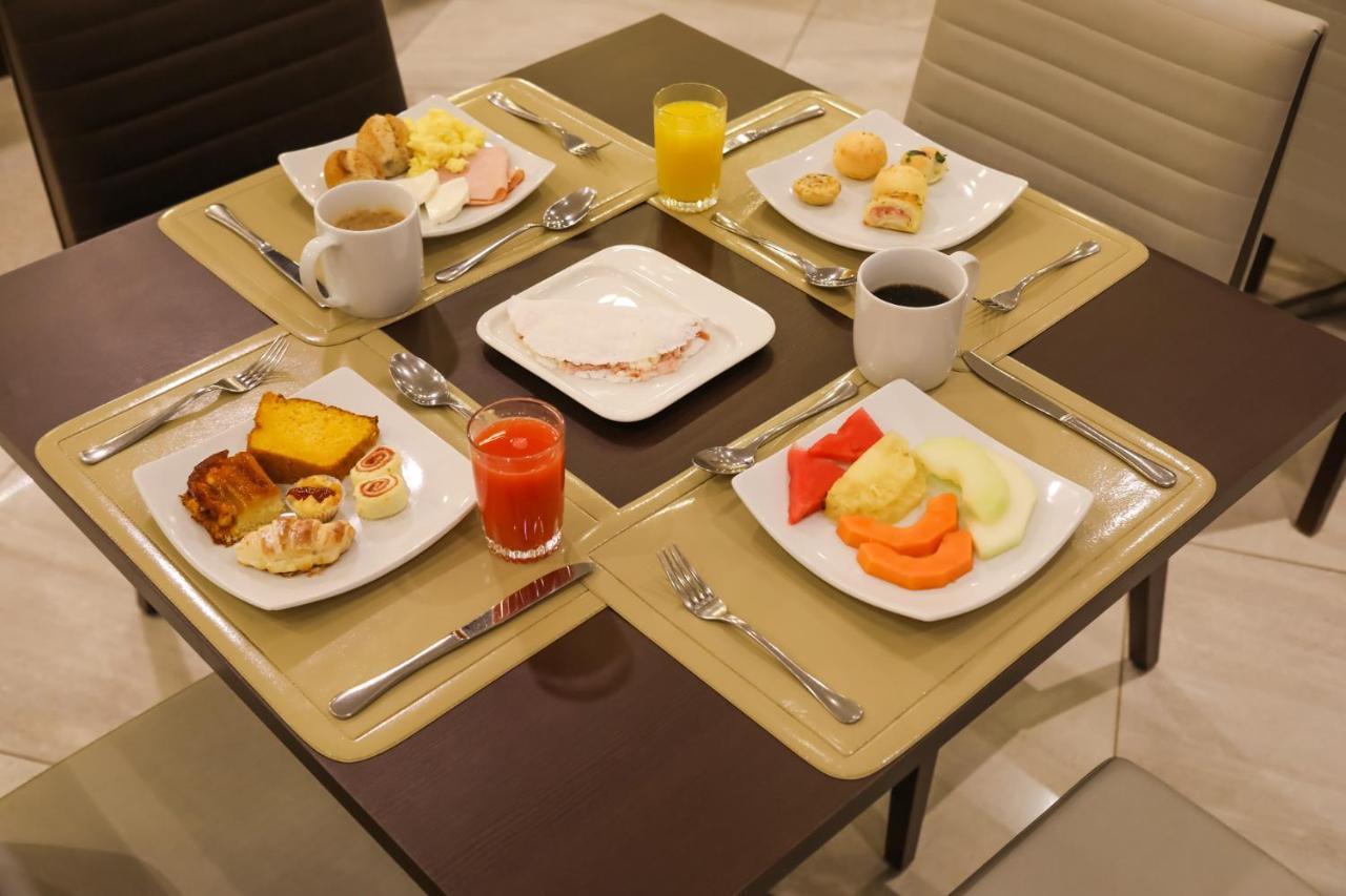 TRYP By Wyndham Ribeirão Preto Hotel Exterior foto A breakfast table