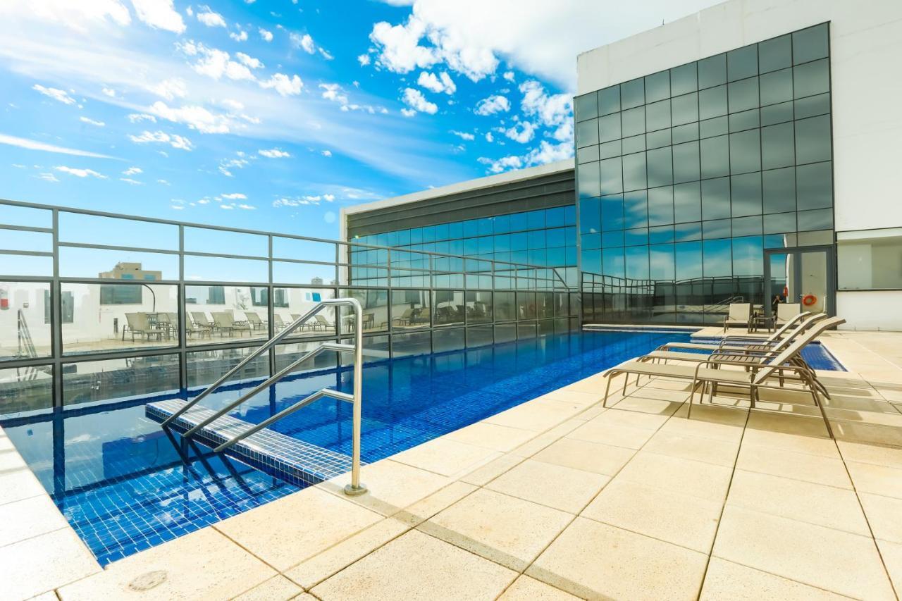 TRYP By Wyndham Ribeirão Preto Hotel Exterior foto Rooftop pool at the hotel
