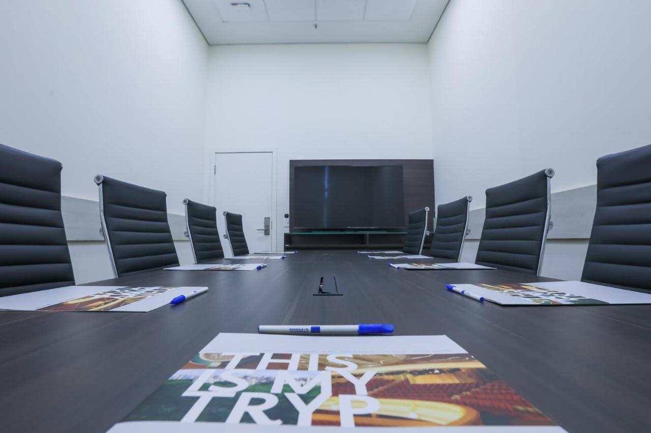 TRYP By Wyndham Ribeirão Preto Hotel Exterior foto A meeting room at the headquarters of the company