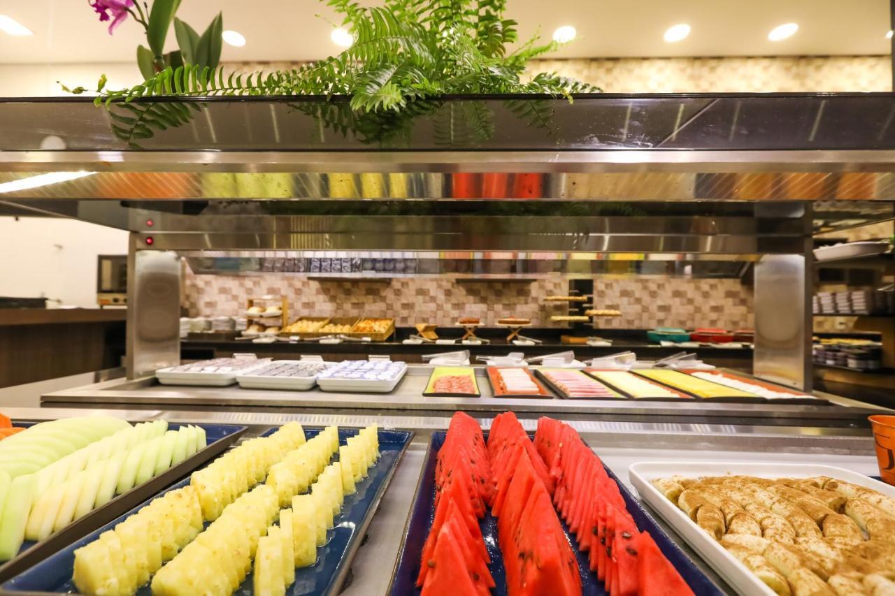 TRYP By Wyndham Ribeirão Preto Hotel Exterior foto A buffet at a hotel